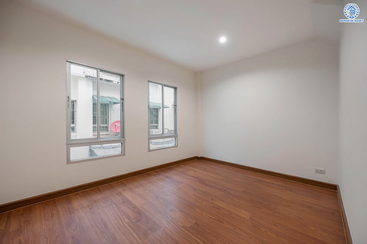 บ้านมือสองตกแต่งใหม่ โครงการ บ้านกลางเมือง มอนติคาร์โล-รัชวิภา เนื้อที่กว้าง 21.3 ตร.ว. ฟังก์ชัน 3 ห้องนอน 3 ห้องน้ำ 1 ห้องอเนกประสงค์ จอกรถได้ 2 คัน พร้อมอยู่ทันที บนทำเลเยี่ยม เชื่อมต่อถนนวิภาวดีรังสิต ใกล้รถไฟฟ้าสายสีแดง "สถานีวัดเสมียนนารี" และทางด่วน "ศรีรัช"